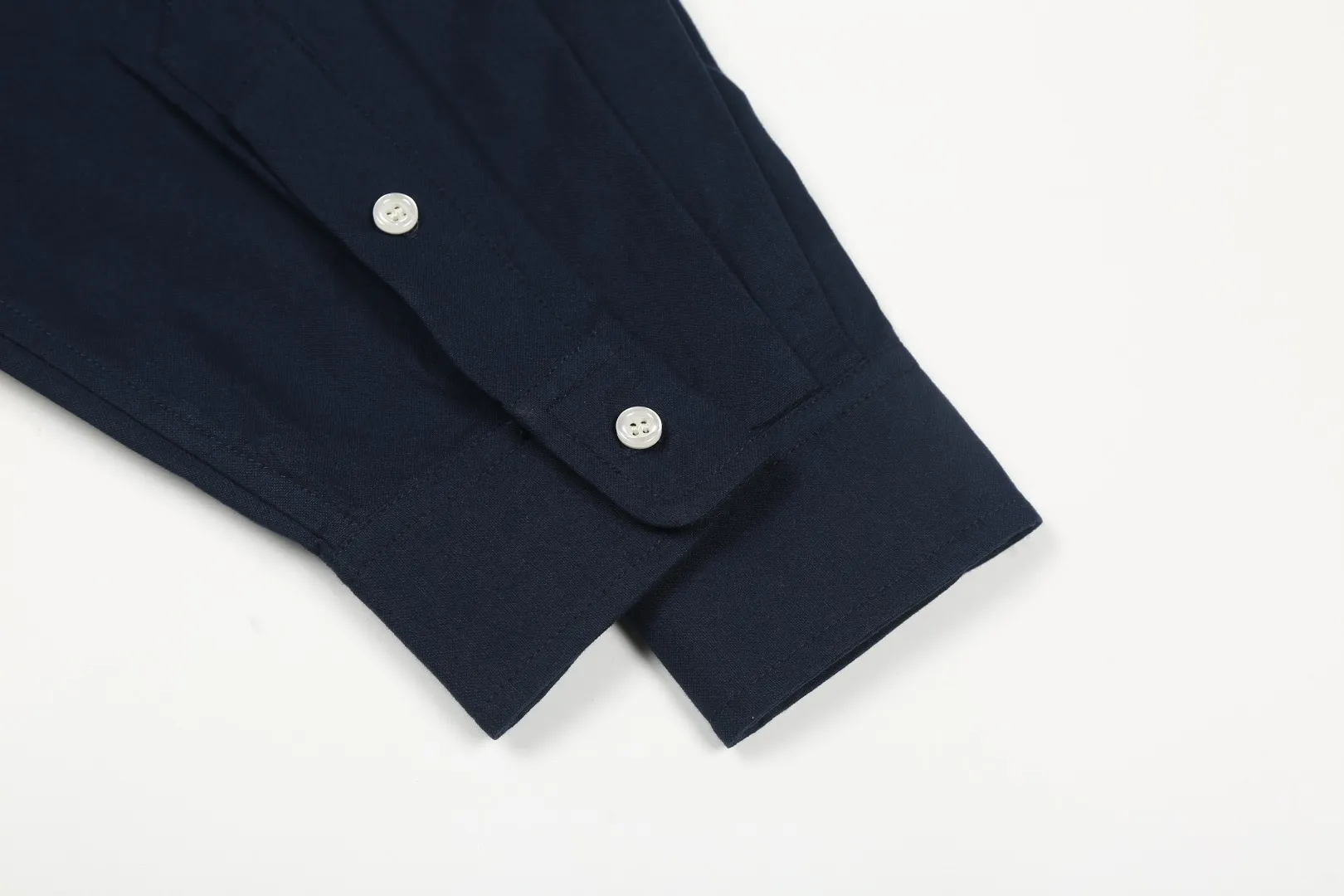 P230 White background picture [Evergreen for all seasons] Style number: 25011# Color: Navy red label/original blue/original white/matte pink/khaki/charcoal gray/black/dark blue white label Size: S to Face 100 cotton oxford spun, pre-laundering treatment, tight and soft texture ✅ - Custom dyed original pearlescent white buttons with different sizes ✅ - Special shaped chiffon foil included in the collar door tube, not easy to deform and pull ✅ - RL classic version of oxford spun shirt, thick and crisp feeling brought by oxford cloth, can be worn alone as an outer layer, can be matched with all seasons, practical wear, a must-have item in the wardrobe, start with eyes closed